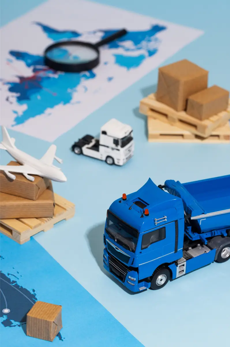 Darstellung der Supply Chain im Fulfillment-Prozess, Still-Life mit Symbolen für Logistik, Transport und digitale Planung.