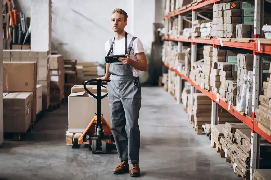 Fulfillment-Lager mit Regalen voller Pakete und Produkten, bereit für den Versand im E-Commerce.
